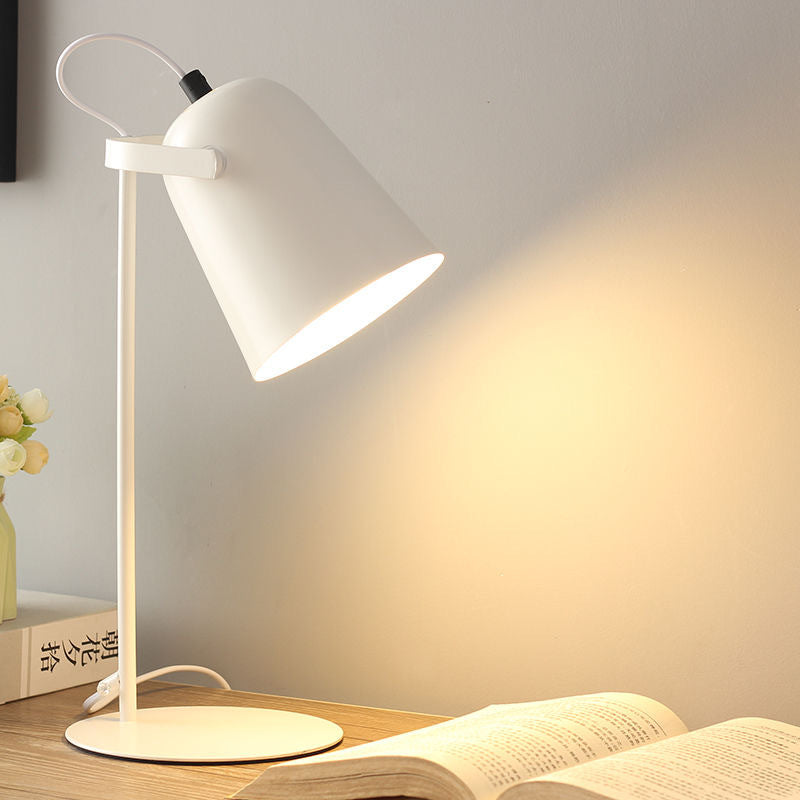 Eye?protecting desk lamp