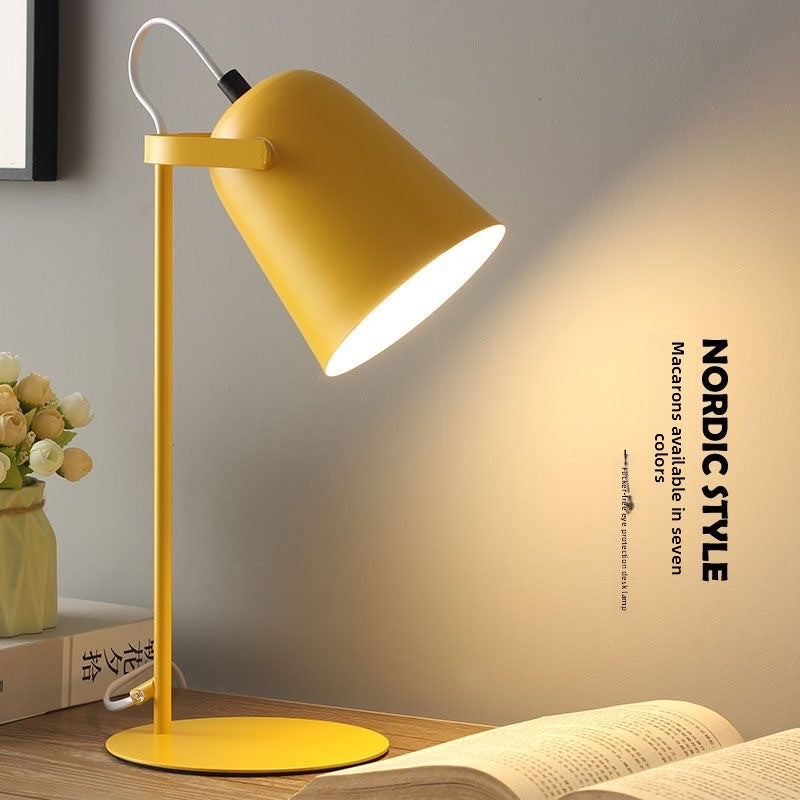 Eye?protecting desk lamp