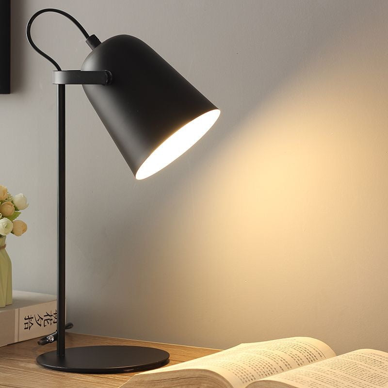 Eye?protecting desk lamp