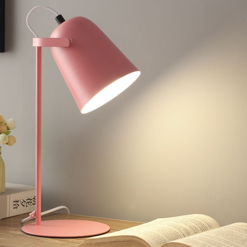 Eye?protecting desk lamp